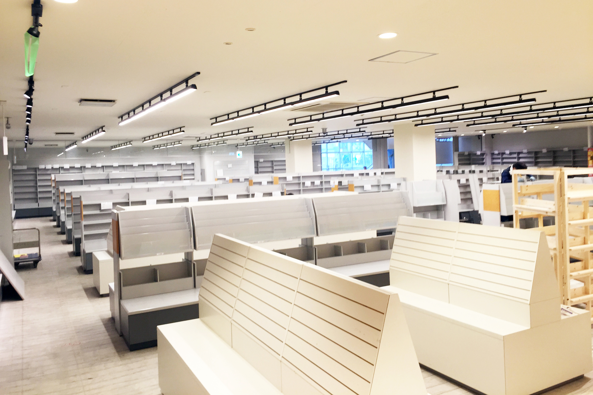 店舗の商品の搬入出作業